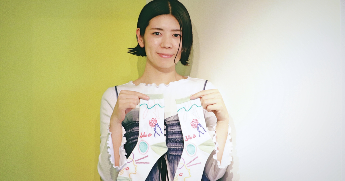 伊波英里×She isがお届けする「履くと1cm浮いてしまう」ソックス
