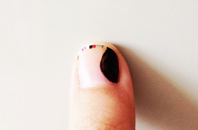 つめをぬるひととつくる自分のために塗る爪