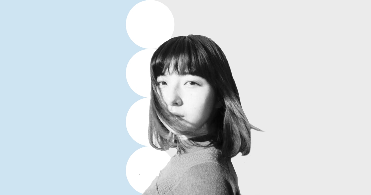 ピンクのうさぎの切り絵の前で/白瀬百草